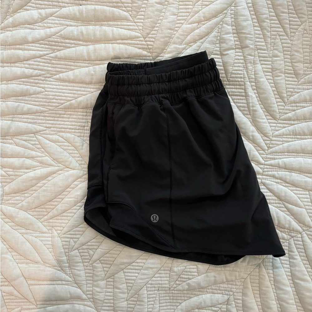 Lululemon Hotty Hot Low Rise 2.5in shorts size 10